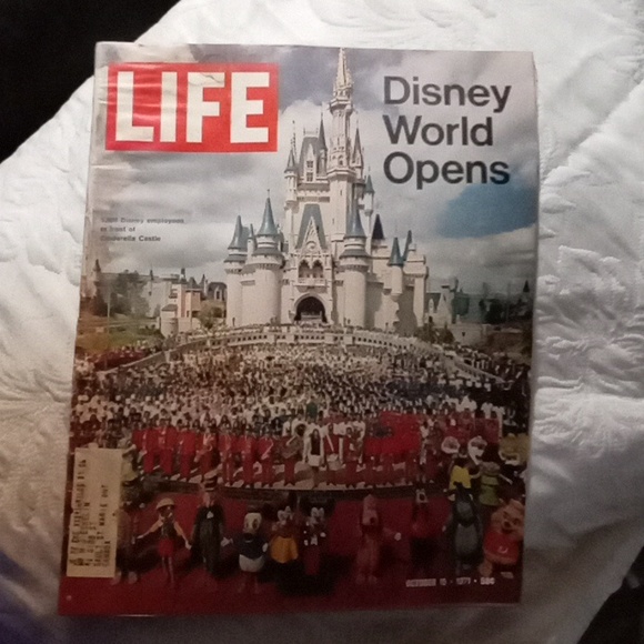 Disney Other - 1971 LIFE MAGAZINE: "Disney World Opens"- **Complete Magazine.**